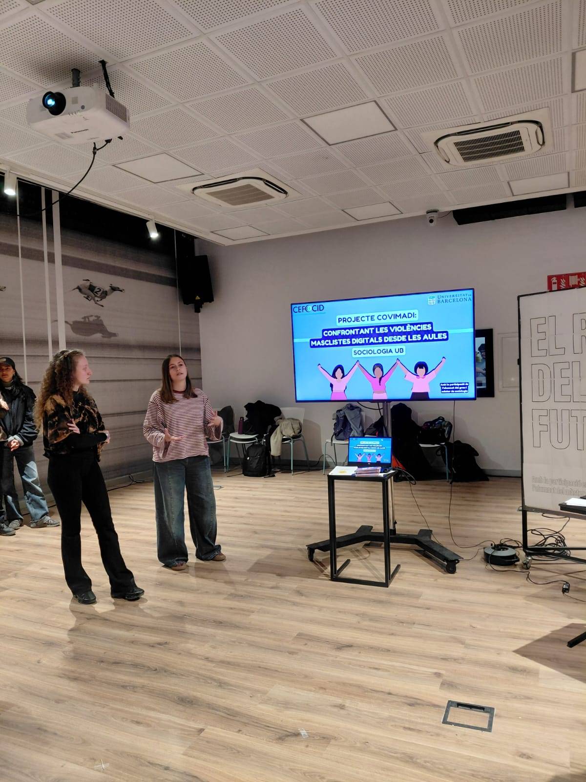 Materials de suport mostrats durant la jornada, entre ells el Kit de cuidado frente al acoso digital i el material sobre sexting segur.